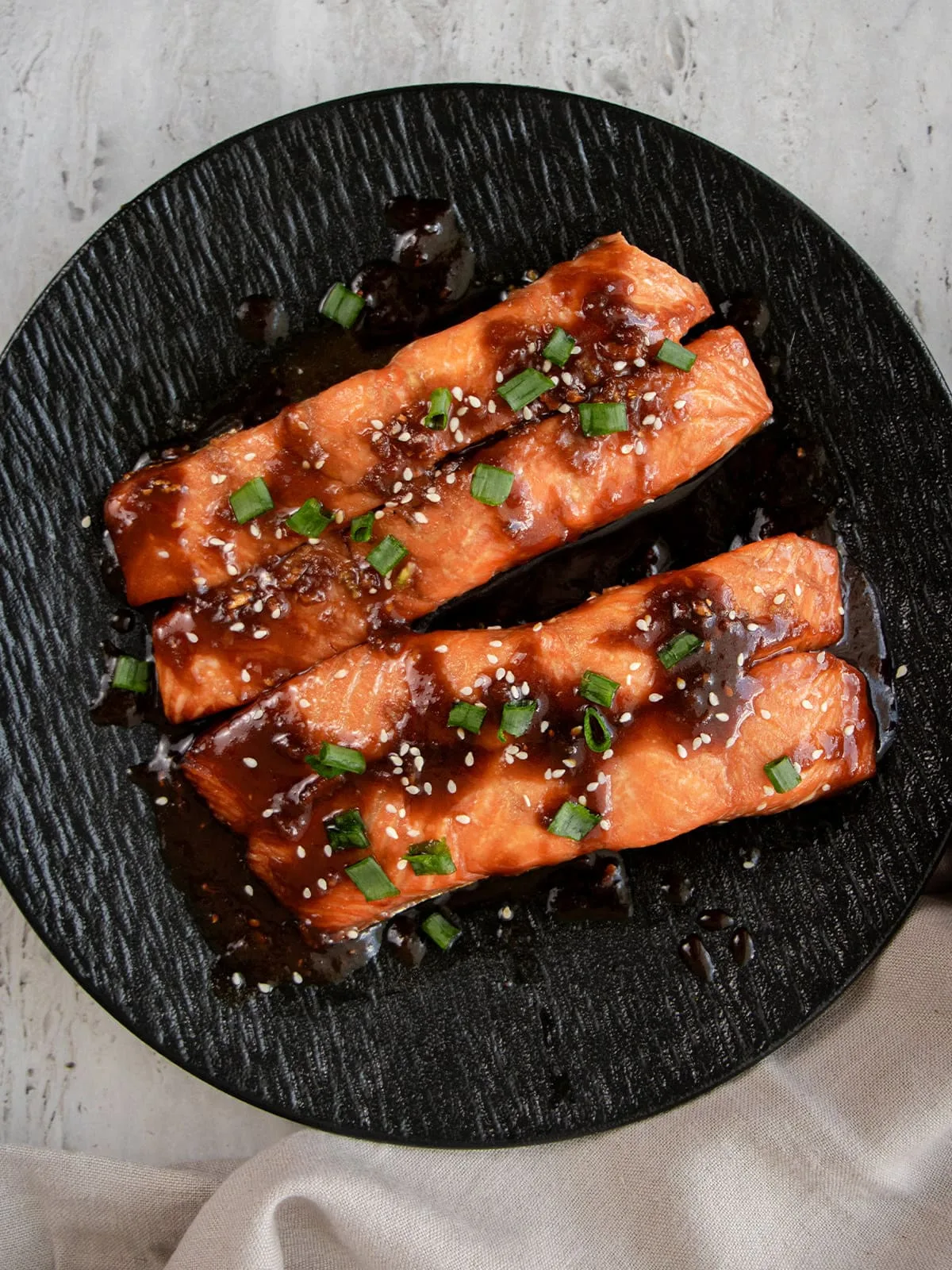 Kepta lašiša orkaitėje su medaus glaistu.