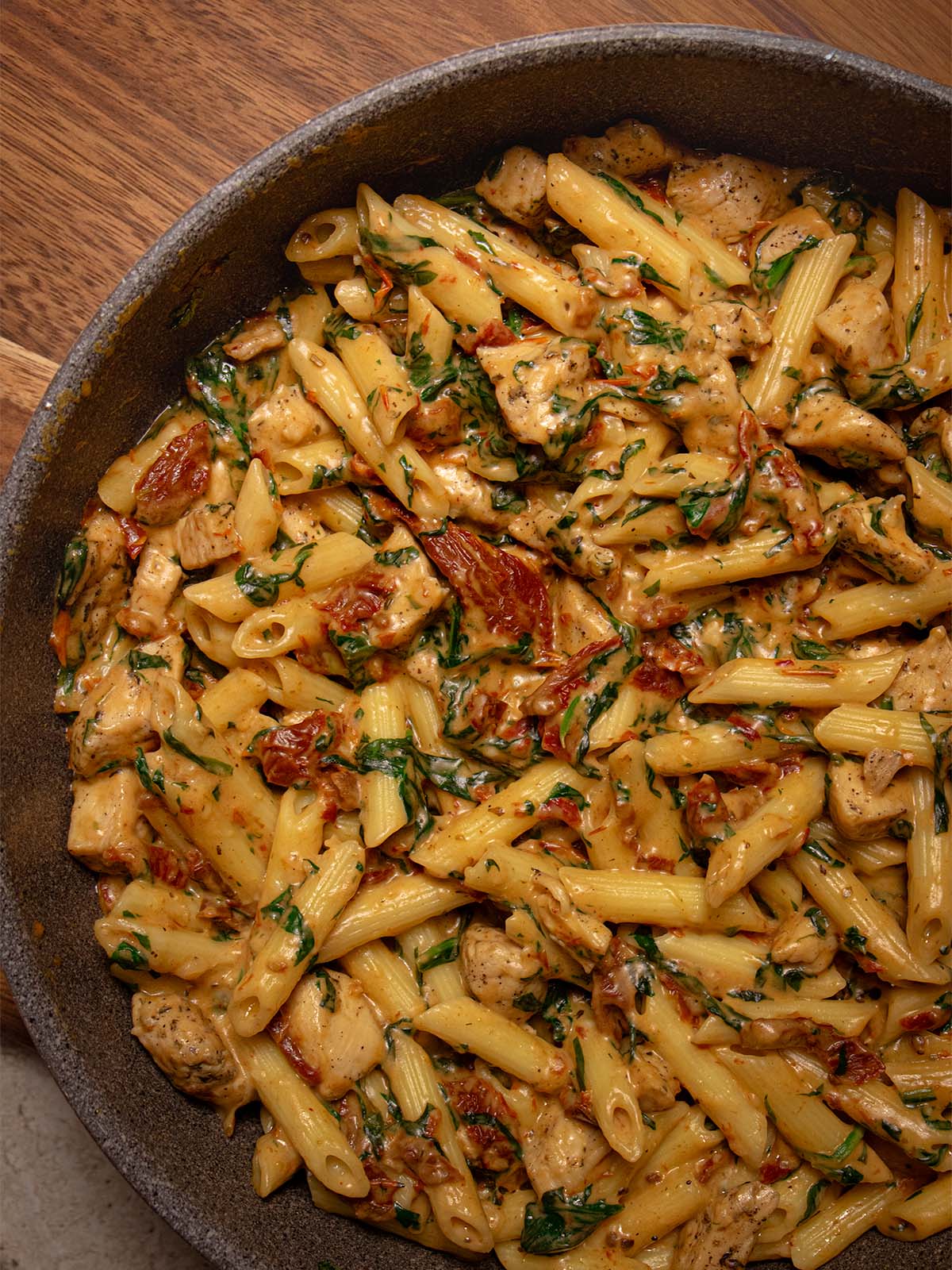 makaronai-su-vistiena Makaronai su vištiena ir grietinėle.