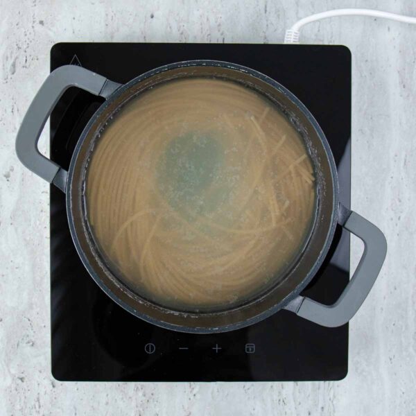 Spagečių su padažu instrukcijos: 2 žingsnis.