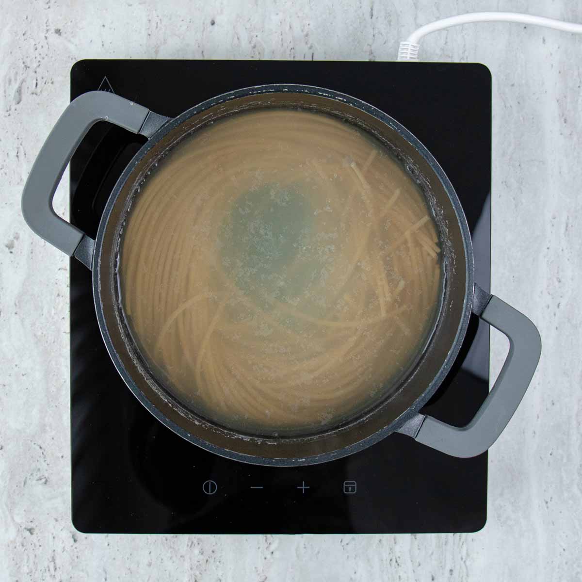 Spagečių su padažu instrukcijos: 2 žingsnis.