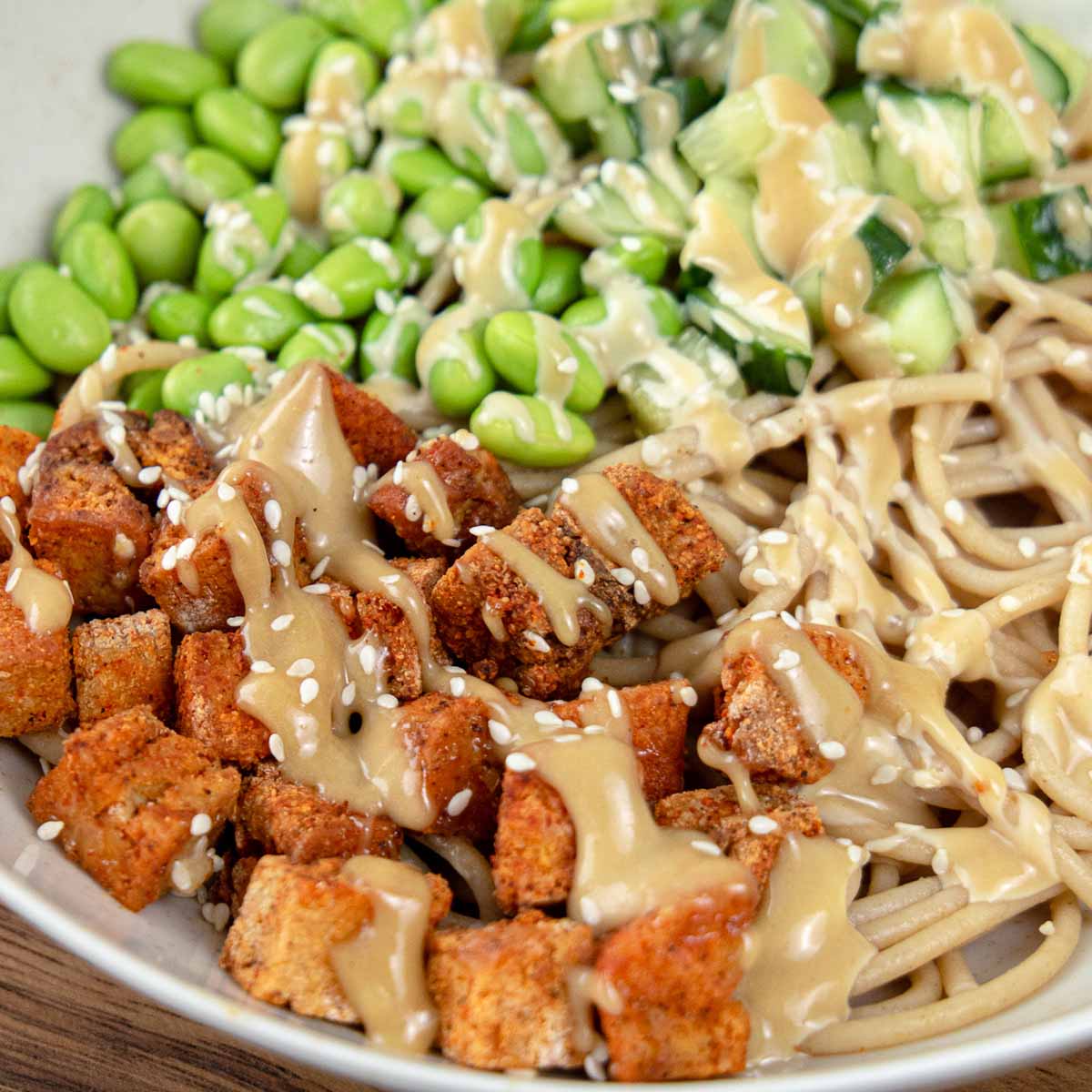 Kreminiai spagečiai su riešutų padažu ir tofu