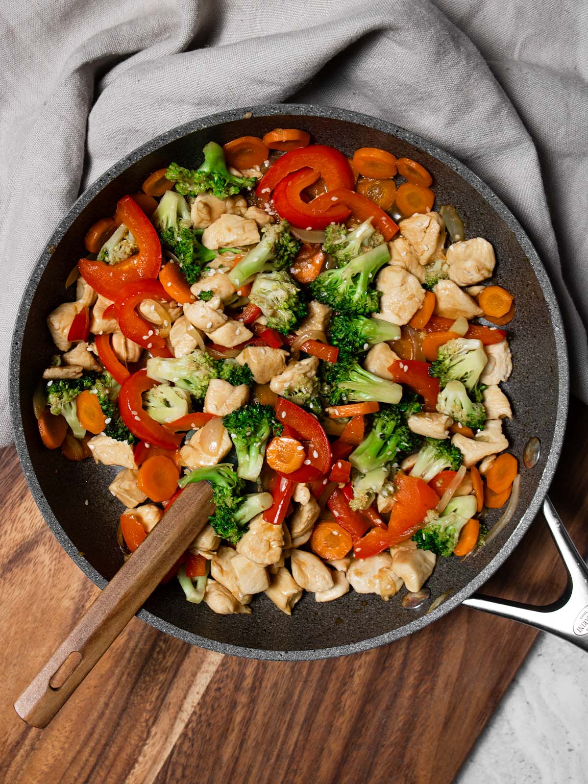 Stir fry vištiena su daržovėmis.